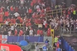 战斗民族+2！土耳其和格鲁吉亚双方球迷在看台爆发冲突