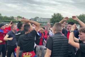 塞尔维亚球迷在英格兰球迷面前高喊普京的名字