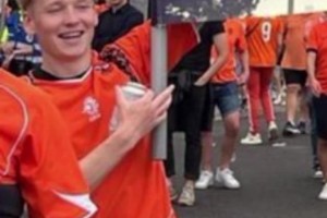 拉上国米搞事，荷兰球迷高举国米夺冠游行时的争议海报