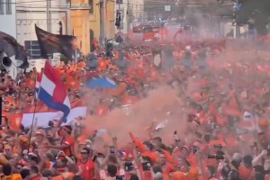 橙色海洋！数万荷兰球迷在莱比锡街头狂欢！