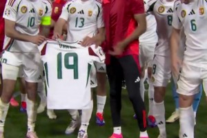 胜利献给受伤的队友！匈牙利赛后展示瓦尔加球衣！