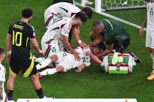 温情时刻!匈牙利赛后 球员展示受伤队友球衣表达祝福