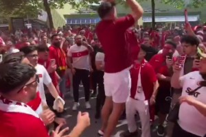 Siuuu！赛前土耳其球迷在多特蒙德街头模仿C罗庆祝