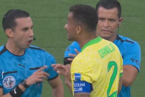情绪不满！半场出现多次争议判罚，巴西球员围住裁判讨要说法！