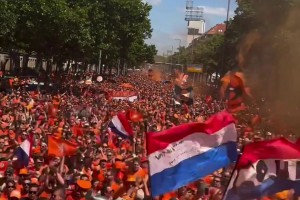 太嗨了！数万荷兰球迷在柏林街头狂欢！