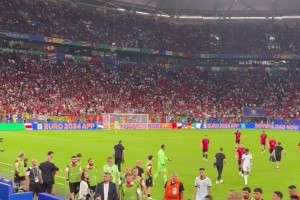 C罗中场休息时，怒斥欧洲杯工作人员判罚不公平！