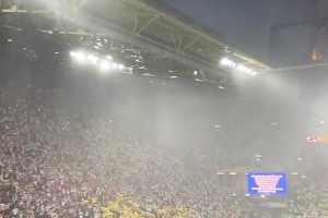 现场实拍！威斯特法伦大雨倾盆，德国比赛被迫暂停！