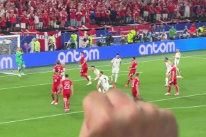 太刺激了！丹麦进球被吹下一秒德国点球破门！现场球迷：这反转来得也太快了！