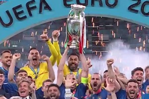 卫冕冠军告别，重温意大利队捧起2020欧洲杯瞬间
