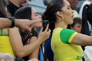 巴西女球迷的自信美，在看台上自拍秀身材