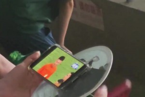 国安球迷在工体用看手机直播，网友：VAR球迷版
