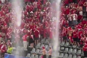 玩嗨了！德国与丹麦比赛中，两名丹麦球迷在雨中乱舞