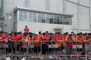 泰山队球迷等待进场，人数预计超2000