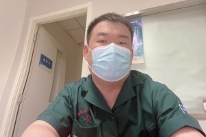 急救医生用埃里克森作对比：张志杰没有立刻心肺复苏和配备AED，印尼团队太不专业！