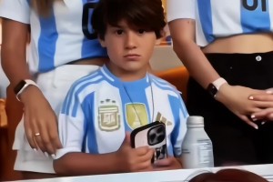 安东内拉和儿子观战阿根廷比赛，小儿子和梅西太像了