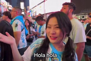 国内梅西女粉丝在美国接受阿根廷博主街访