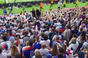 斯洛文尼亚球迷全场都在对C罗高唱梅西之歌