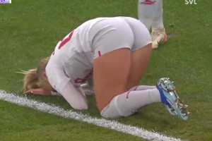 世界最性感女球员转发自己受伤跪地视频，遭网友质疑想秀身材