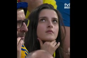 又丢一球！看台一位忧郁的罗马尼亚女球迷