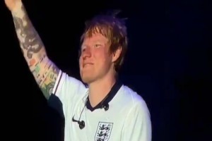 人气高！Ed Sheeran在演唱会现场穿了贝林的球衣