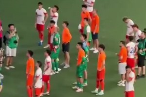 球迷怒了！山东泰山0-6惨败上海申花，赛后现场球迷大喊丢人现眼