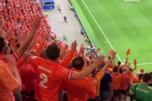 感受下荷兰粉丝应援氛围，现场掀起一片橙色海洋