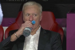 一手好牌打得稀烂！法国遭淘汰德尚坐在教练席上淡定喝水！