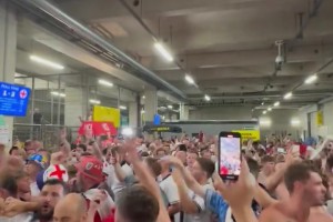 英格兰球迷赛后狂欢，高唱：“我们不会回家”