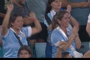 乌拉圭球迷看到苏牙罚进点球后激动庆祝！