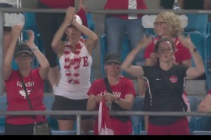 这几位加拿大球迷我看也是“风韵犹存”啊！