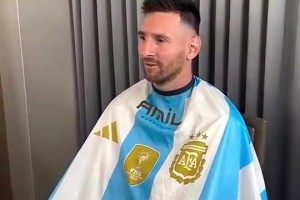 身披三星阿根廷！梅西美洲杯决赛前剪了个头发！
