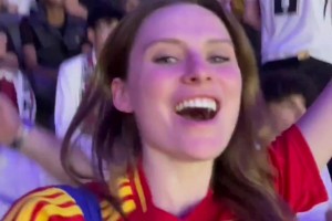 西班牙打破僵局！现场看球的美女球迷高兴坏了！
