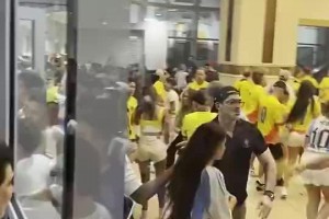 球场入口内部视频：现场一片混乱，有球迷摔倒在地