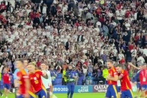 西班牙2:1击败英格兰夺冠 赛后加维冲进场内激情庆祝