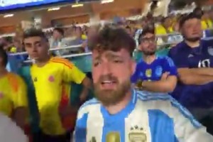 梅西下场痛哭，现场阿根廷和哥伦比亚球迷都在呼喊其名字