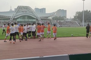 中乙赛场北京理工和泰安天贶球员激烈冲突