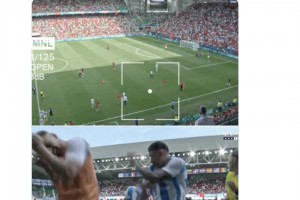 ESPN晒图显示：阿根廷球员被鞭炮吓了一跳，摩洛哥球迷闯入球场