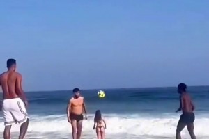 小熊享受阳光沙滩海浪足球