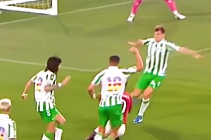 又伤一个？拉什福德友谊赛伤退离场