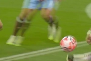 福登在奔跑中转身控球，展现顶级控球技术！