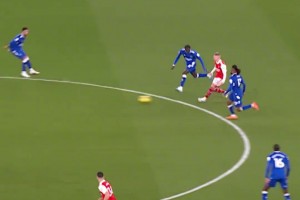 四脚传递，撕开防线