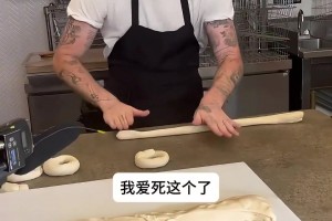 贝克汉姆大儿子布鲁克林爱上擀面