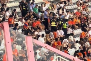 泰山vs上港，现场混入国安球迷，后被安保带走