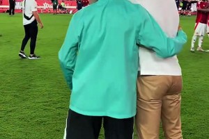 赛后萨拉赫主动与滕哈赫以及曼联球员拥抱致意