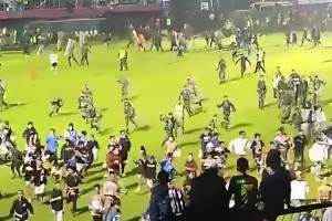 印尼超级联赛爆发大规模冲突！因队内韩国外援进球后做出歧视印尼人的动作