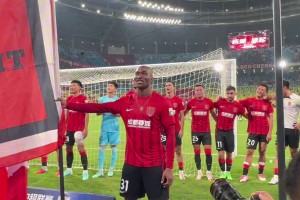 对阵亚泰赛后，“黑娃”手握战旗，带动气氛嗨翻全场