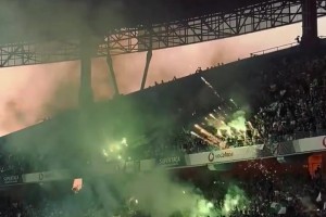 葡体球迷在葡超杯决赛3-1领先时，放烟火导致比赛中断