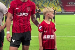 简直是一个模子刻出来的！提莫首次携儿子一起谢场