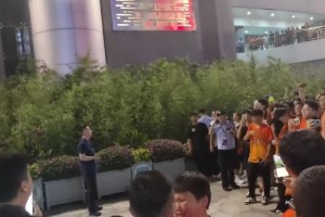 泰山VS海港赛后，球迷对文旅、俱乐部董事长表达不满