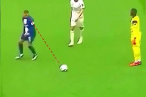 姆巴佩这一幕像极了：饿着肚子的猫，回头发现了老鼠！